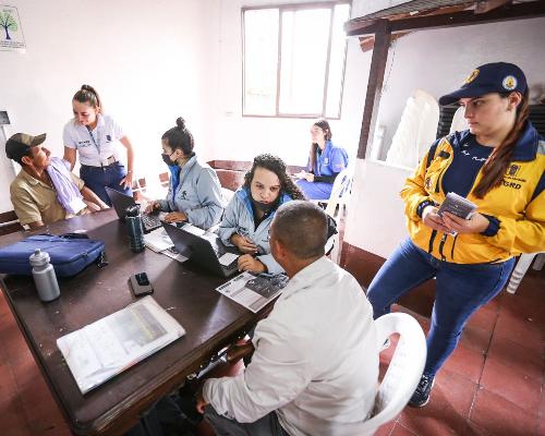 FotografoFoto Alcaldía de Medellín:La Alcaldía de Medellín lleva su oferta institucional a 111 familias afectadas por el invierno en el sector El Pesebre, en la comuna 13.